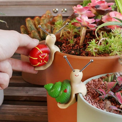 Set of 2 Cute Climbing Snail Statues Flower Pot Hugger, Resin Hanging Animals Figurine Outdoor Planter Pot Decorations for Home Garden Patio Lawn Yard Ornaments