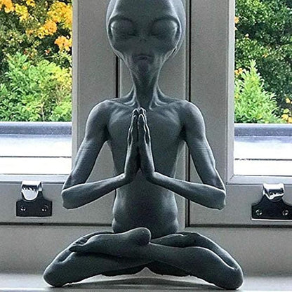 Zerodis Meditating Statue Garden Art Sculpture, Unique Retro Color Handmade with Environmentally Friendly Resin Indoor Outdoor Decor Gift (Meditation Alien)
