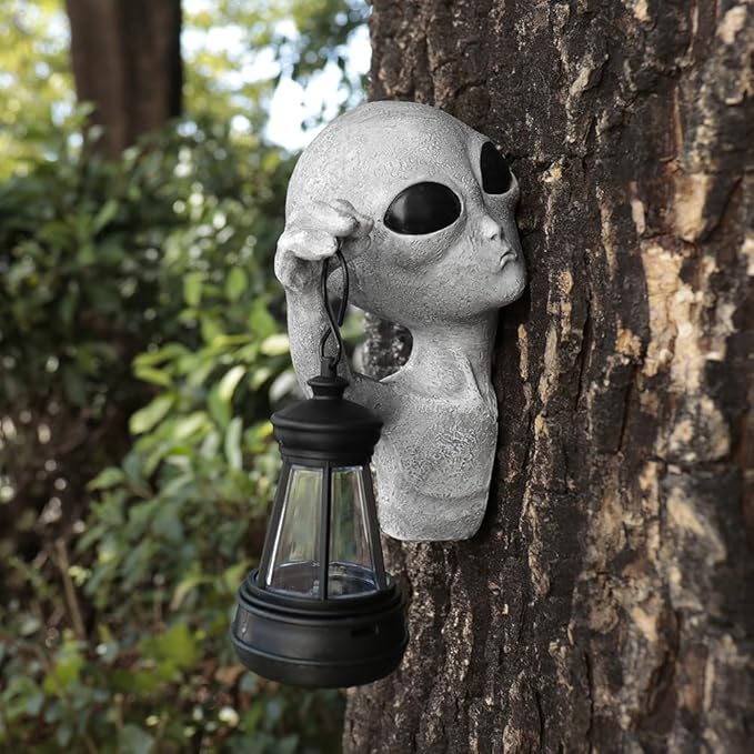 Alien Tree Hugger with Solar Lantern, Funny Alien Garden Statue Tree Peeker Resin Sculpture Outdoor Decor for Patio Lawn Yard Ornaments