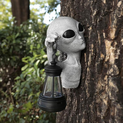 Alien Tree Hugger with Solar Lantern, Funny Alien Garden Statue Tree Peeker Resin Sculpture Outdoor Decor for Patio Lawn Yard Ornaments