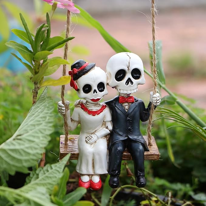 Swing Skeleton Couple Garden Statue Outdoor Halloween Decor, 3.3 Inch Cute Skull Figurine Resin Sculpture Funny Tree Hanging Ornaments for Patio Lawn Yard