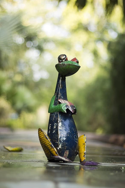 DeKulture Recycled Iron Frog with Heart - Garden Statue | Eco-Friendly Metal Art (7.8x7.5x13.5 Inches)