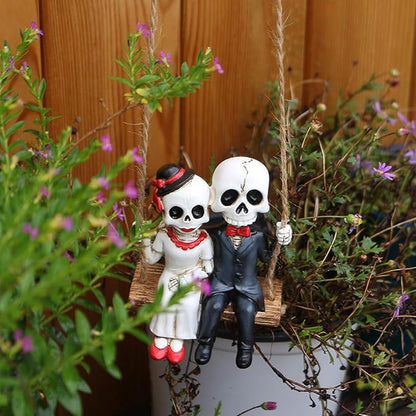 Swing Skeleton Couple Garden Statue Outdoor Halloween Decor, 3.3 Inch Cute Skull Figurine Resin Sculpture Funny Tree Hanging Ornaments for Patio Lawn Yard