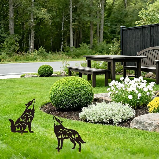 WADORN 2Pcs Wolf Metal Decorative Garden Stakes, Howling Wolf Silhouette Metal Outdoor Statues Animal Garden Ornament Gifts Black Yard Art Decorations for Home Outdoor Patio Backyard Lawn Walkways