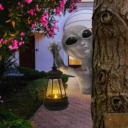 Alien Tree Hugger with Solar Lantern, Funny Alien Garden Statue Tree Peeker Resin Sculpture Outdoor Decor for Patio Lawn Yard Ornaments