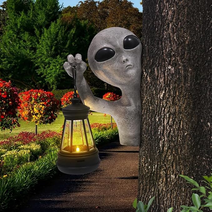 Alien Tree Hugger with Solar Lantern, Funny Alien Garden Statue Tree Peeker Resin Sculpture Outdoor Decor for Patio Lawn Yard Ornaments