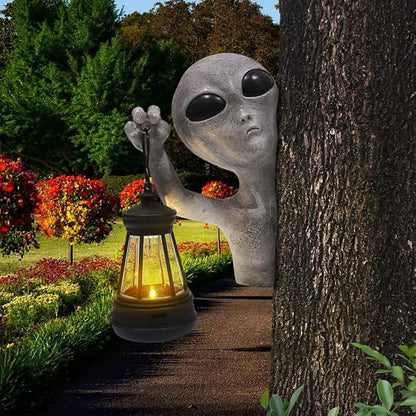 Alien Tree Hugger with Solar Lantern, Funny Alien Garden Statue Tree Peeker Resin Sculpture Outdoor Decor for Patio Lawn Yard Ornaments