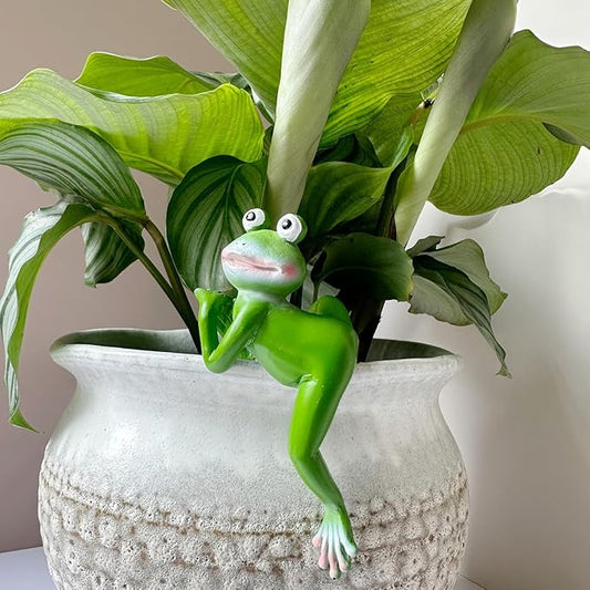 Cute Climbing Frog Figurines Flower Pot Hugger Resin Hanging Frog Sculpture Outdoor Statue Plant Pot Decorations for Home Garden Fence Balcony Patio Lawn Yard Ornaments (Right)