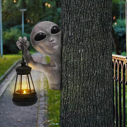 Alien Tree Hugger with Solar Lantern, Funny Alien Garden Statue Tree Peeker Resin Sculpture Outdoor Decor for Patio Lawn Yard Ornaments