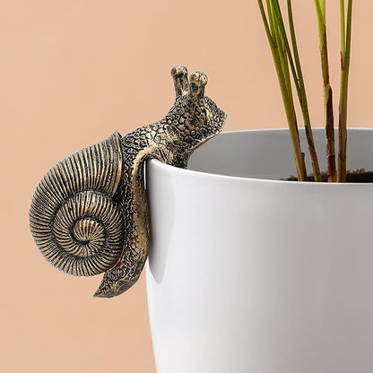 Vintage Resin Snail Planter Pot Hugger Flower Figurine, Climbing Statue and Vase Miniature Fairy Garden Terrarium Decor, Resin Art Patio Lawn Yard Outdoor Fence Hanger Animal Ornament, Bronze