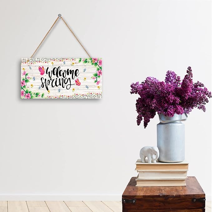 Hinnovy Welcome Spring Door Sign – Hanging Farmhouse Wall Decor for Porch, Kitchen, Living Room, Patio – Flower Indoor & Outdoor Holiday Decoration – House Warming Gifts New Home- 11.8" x 5.9"