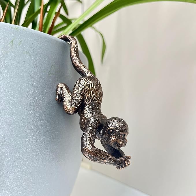 Funny Hanging Monkey Flower Pot Hugger Figurines Vintage Bronze Resin Animal Statue Planter Pot Decorations for Home Garden Fence Balcony Patio Lawn Yard Ornaments