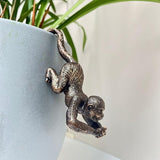 Funny Hanging Monkey Flower Pot Hugger Figurines Vintage Bronze Resin Animal Statue Planter Pot Decorations for Home Garden Fence Balcony Patio Lawn Yard Ornaments