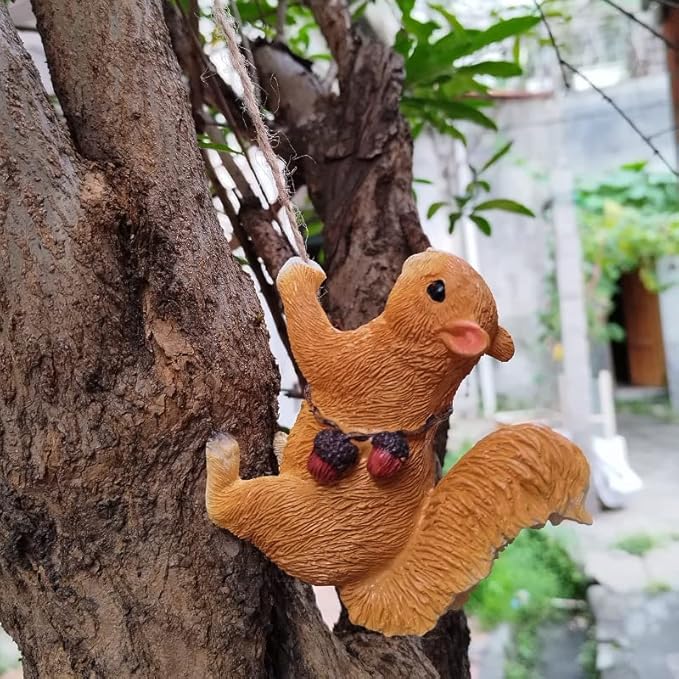 Climbing Squirrel Tree Hugger Garden Squirrel Statue Resin Animal Sculpture Yard Decor for Outside, Funny Tree Climber Figurine Outdoor Patio Lawn Decor, Housewarming Gifts