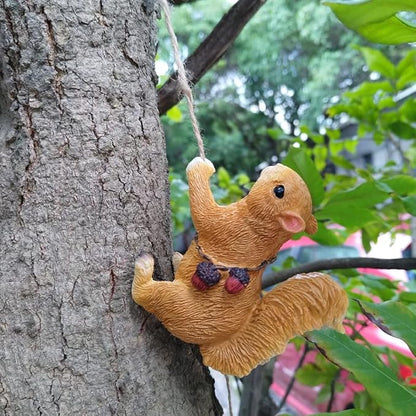Climbing Squirrel Tree Hugger Garden Squirrel Statue Resin Animal Sculpture Yard Decor for Outside, Funny Tree Climber Figurine Outdoor Patio Lawn Decor, Housewarming Gifts