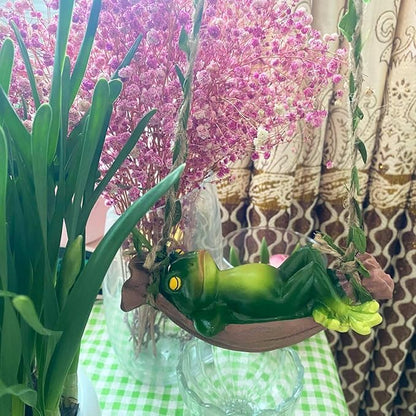 Hanging Frog Statue,small Resin Swing Frog Statue,Ornament Green frog on swing with Hemp Rope and Leaf Vines,Indoor and Outdoor Hanging Decor for Garden,Patio ,Home.Gifts for Women.(Pink,Green )