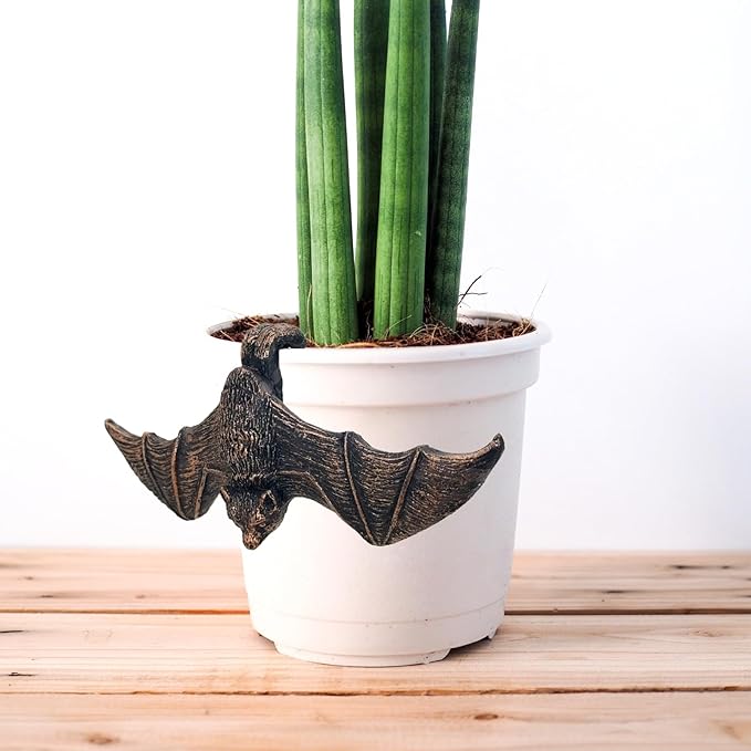 Resin Bat Garden Statues Bat Planter Hanger Flower Pot Hugger Pot Plant Decoration Plant Decorative Figurines for Fairy Garden Fence Yard Patio Outdoor Indoor Ornaments, for Family or Friends Gift