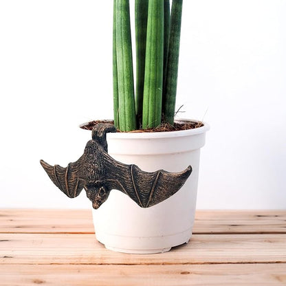Resin Bat Garden Statues Bat Planter Hanger Flower Pot Hugger Pot Plant Decoration Plant Decorative Figurines for Fairy Garden Fence Yard Patio Outdoor Indoor Ornaments, for Family or Friends Gift