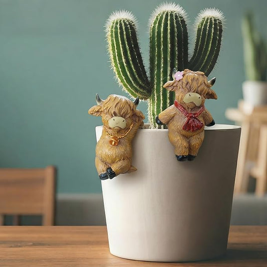 2PCS Highland Cow Statue Highland Cow Figurine Plant Pot Hanger Hugger, Resin Highland Cow Ornament Garden Decor for Yard Lawn, for Plant Parents (2 Unique Styles)