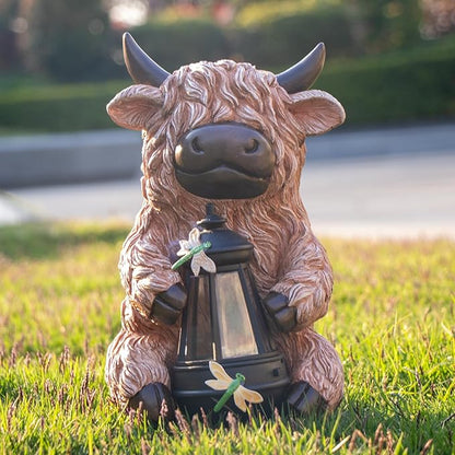 DKJOCKY Highland Cow Garden Decor Statue with Solar Light Lantern, Birthday Gifts for Women Mom Grandma, Funny Waterproof Resin Figurine Outdoor Decorations for Yard Patio Lawn Balcony Porch