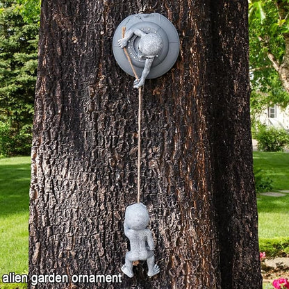 Alien Tree Huggers Decorations Tree Sculptures Figurines - Aliens Climbing Rope Statues for Garden Decor Outdoor Whimsical Tree Ornaments - 2pcs Dreamy Garden Yard Art Decoration