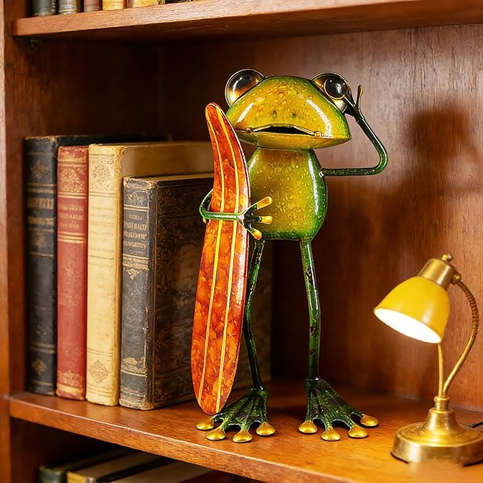 Frog Metal Garden Decor Yard Art Frog Decor with Skateboard, 3D Stereo Hand-Painted Decoration for Outdoor Garden Patio Plant Porch Poolside, Indoor Living Room Bedroom Shelf Ornament 9.5'' Height