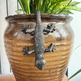 Gecko Hugger Planter Pot Flower Figurine, Resin Climbing Lizard Statue for Garden, Outdoor Fence & Yard Decor，Versatile Vintage Home & Office Decor