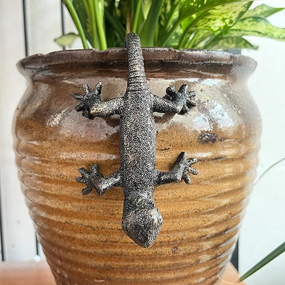 Gecko Hugger Planter Pot Flower Figurine, Resin Climbing Lizard Statue for Garden, Outdoor Fence & Yard Decor，Versatile Vintage Home & Office Decor