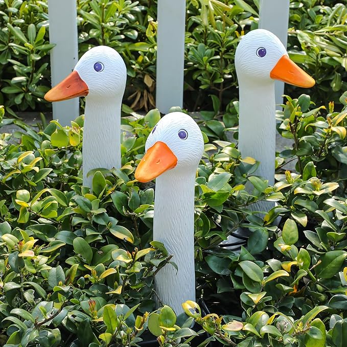 Suzile 1 Piece Porch Goose Statue Decorative Garden Stake Funny Porch Goose Resin Garden Lawn Yard Decor Gifts for Home Outdoor Patio