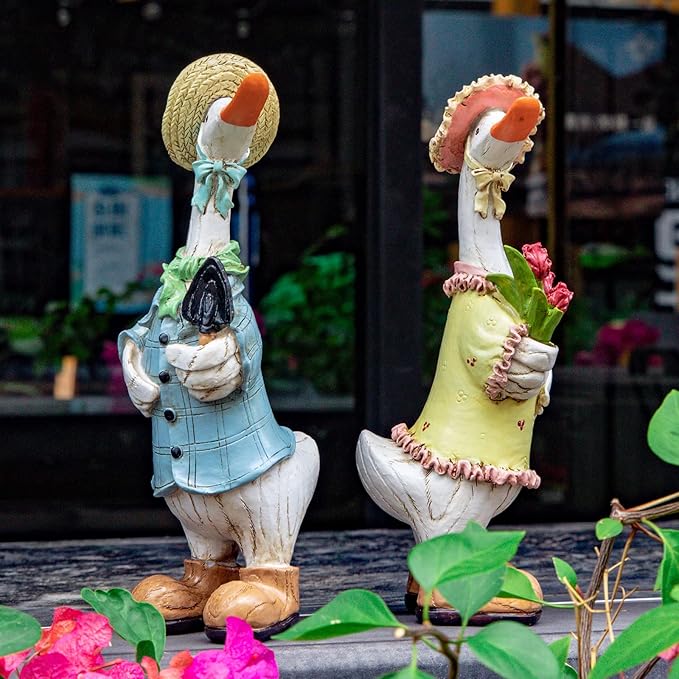 Garden Statues Couple Duck, Funny Cartoon Duck Garden Statues Indoor Outdoor Spring Decorations Cute Ducks Art Décor Goose for Yard Home Garden Patio and Office (2- Pack)