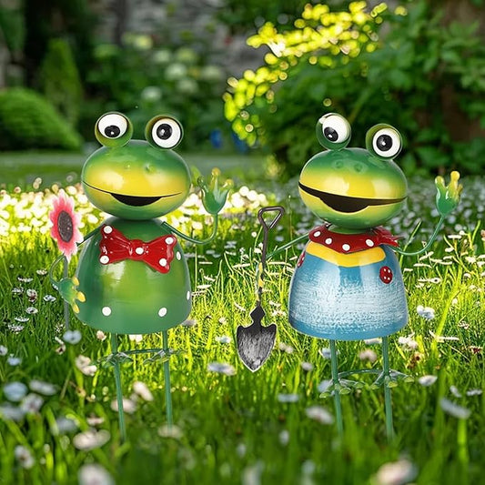 2 Pcs Metal Frog Statue, 3D Outdoor Frog Figurine Holding Flower/Shovel, 3.9 x 7.5 in Iron Garden Sculptures, Sturdy Yard Art Garden Decor for Lawn Patio, Gardener Gift