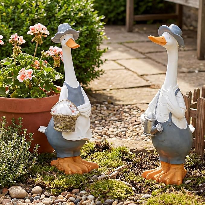 Novabright 2 Pcs Porch Goose Statue, Couple Duck Garden Statues Outdoor, 11 Inch Weather Resistant Resin Yard Decor for Patio Lawn Front Porch Indoor Outdoor Figurines Housewarming Gift