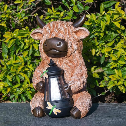 DKJOCKY Highland Cow Garden Decor Statue with Solar Light Lantern, Birthday Gifts for Women Mom Grandma, Funny Waterproof Resin Figurine Outdoor Decorations for Yard Patio Lawn Balcony Porch