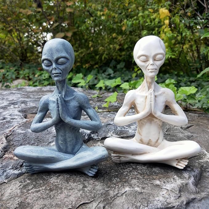 Yoga Alien Statue - Sci-fi Outer Space UFO Figure, Resin Alien Home Office Bookshelf Decor Sculpture, 6.3" H