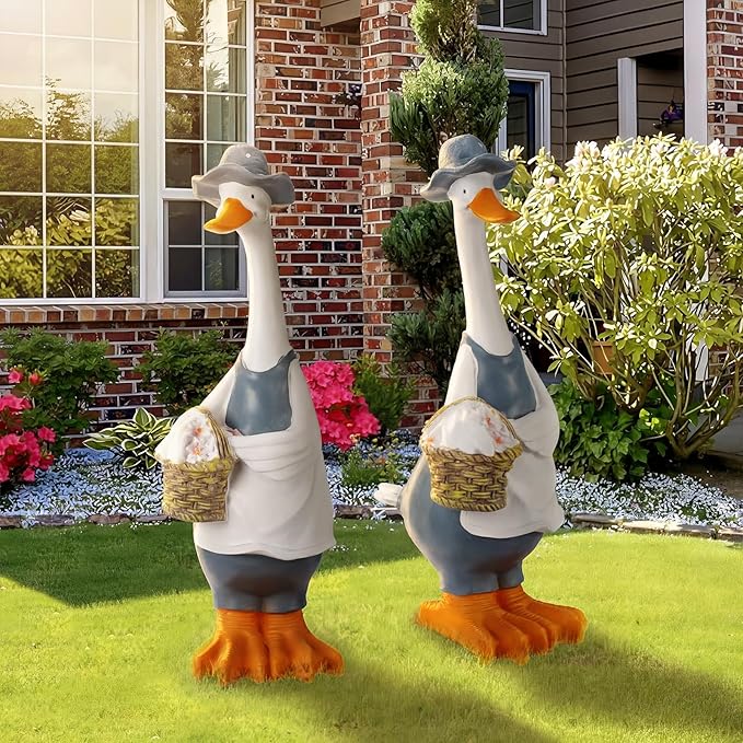 Novabright 2 Pcs Porch Goose Statue, Couple Duck Garden Statues Outdoor, 11 Inch Weather Resistant Resin Yard Decor for Patio Lawn Front Porch Indoor Outdoor Figurines Housewarming Gift