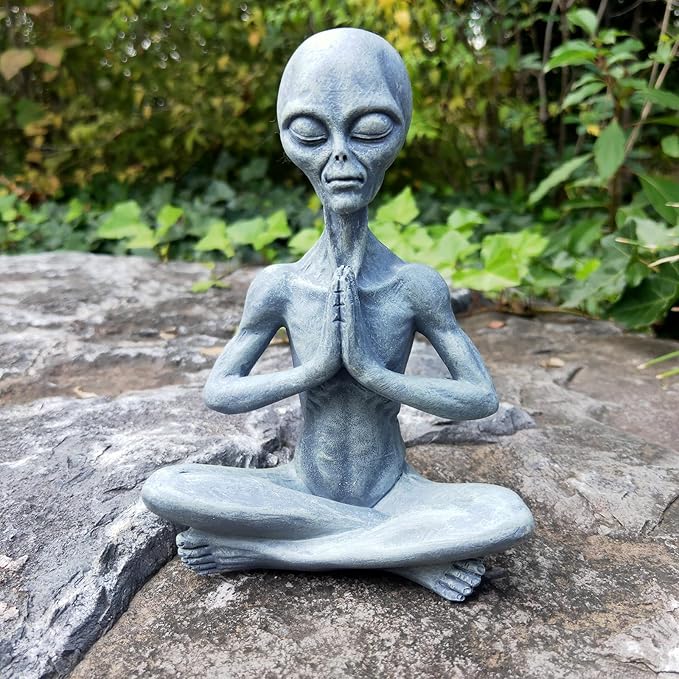 Yoga Alien Statue - Sci-fi Outer Space UFO Figure, Resin Alien Home Office Bookshelf Decor Sculpture, 6.3" H