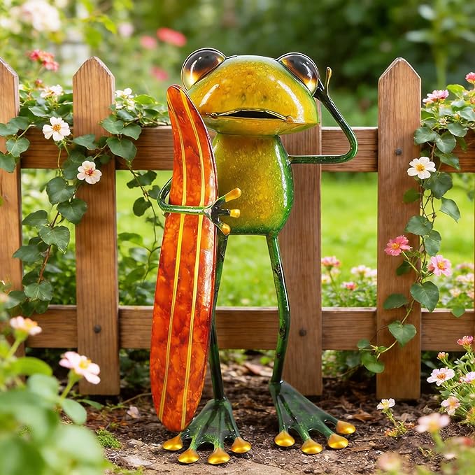 Frog Metal Garden Decor Yard Art Frog Decor with Skateboard, 3D Stereo Hand-Painted Decoration for Outdoor Garden Patio Plant Porch Poolside, Indoor Living Room Bedroom Shelf Ornament 9.5'' Height
