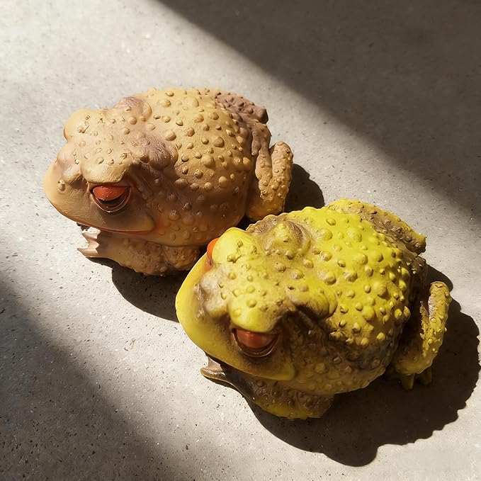 Realistic Toad Figurines, 2 Pack Lifelike Cane Toad Sculptures for Garden Decor, Yard Ornament, Patio Lawn Decoration, Simulation Frog Statues for Outdoor Halloween Prank Props