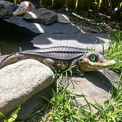 Resin Solar-Powered Crocodile Statue with Glowing Eyes, 15.35 x 5.71 x 3.35 Inches, Outdoor Garden Decor, Animal Theme,Creative Garden Gift