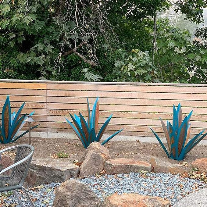 Juesi Metal Yard Art - Metal Agave Plants for Outdoors, Garden Sculpture Metal Arts for Yard Lawn Patio (10.6" X 2.5", Sky Blue)