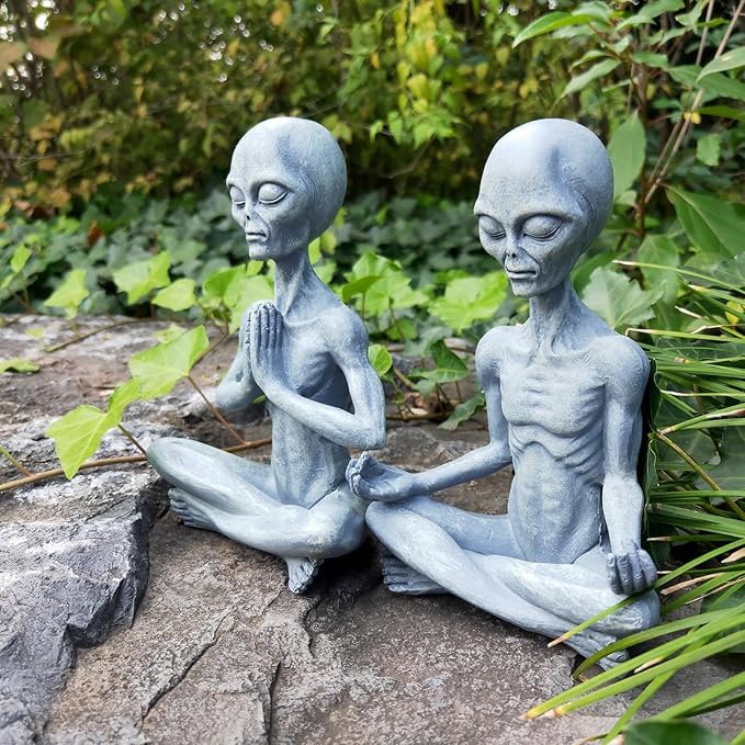 Yoga Alien Statue - Sci-fi Outer Space UFO Figure, Resin Alien Home Office Bookshelf Decor Sculpture, 6.3" H