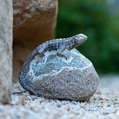 Rezpuao Garden Statue Lizard,Solar Lizard Decor for Outdoor,Resin Lizards Figurine with Solar Light for Patio,Balcony,Yard,Lawn Ornament,Perfect Garden Gift