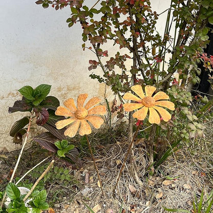 2 PCS Rustic Chamomile Garden Decor for Outside,Metal Flower Bed Decorations，Rusty Flower Art Spring Decor,Garden Stakes Decorative,Chamomile Outdoor Sculptures and Yard Art, Lawn Ornaments
