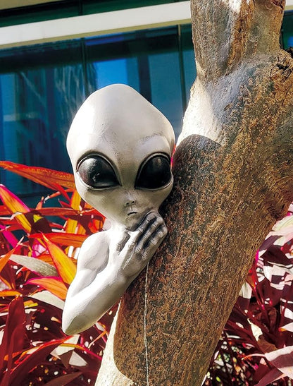 Alien Tree Peeker Outdoor Decoration
